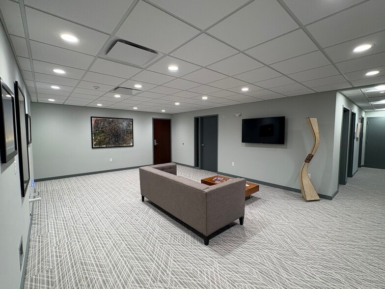 4801 Quail Crest Pl, Lawrence, KS for lease - Interior Photo - Image 2 of 19