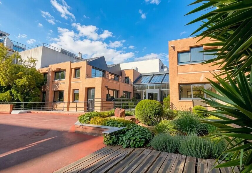 Bureau dans Suresnes à vendre - Photo du bâtiment - Image 2 de 13