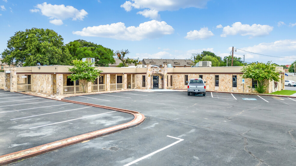 720-722 W Euless Blvd, Euless, TX for sale - Building Photo - Image 1 of 9