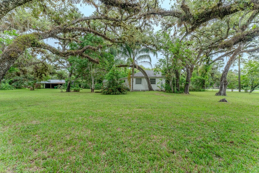 351 Hickpochee Ave, Labelle, FL for sale - Building Photo - Image 3 of 18