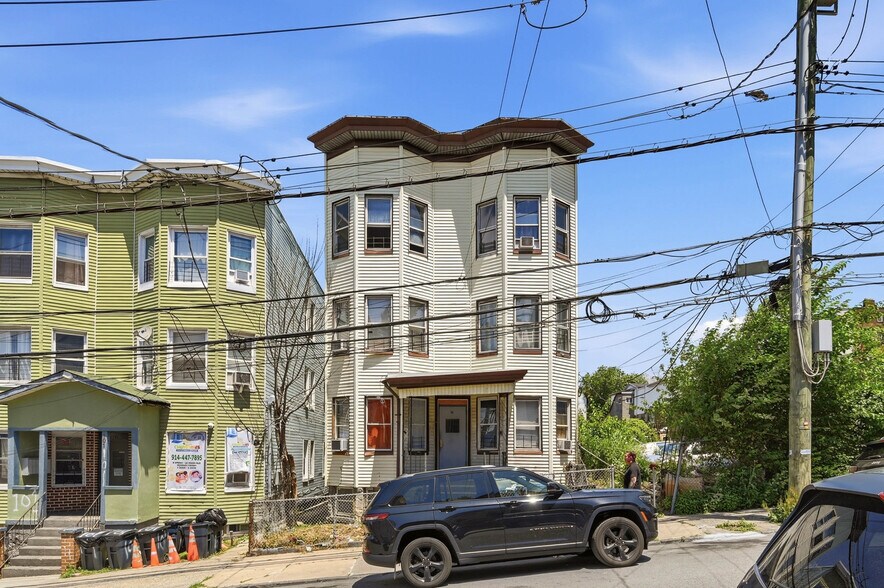105 Maple St, Yonkers, NY à vendre - Photo du bâtiment - Image 2 de 24