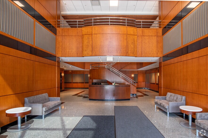 175 Broadhollow Rd, Melville, NY à louer - Hall d’entrée - Image 3 de 23