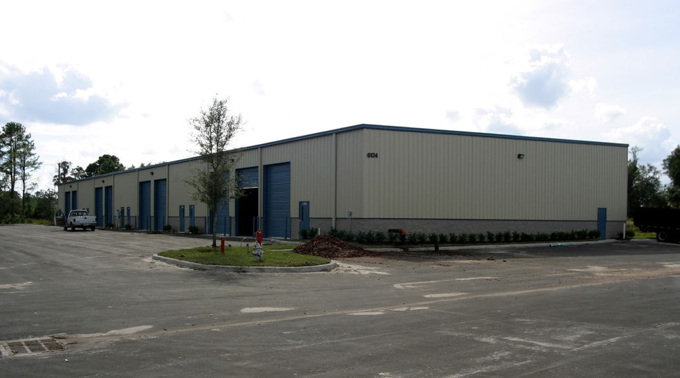 6124 Hanging Moss Rd, Orlando, FL à louer - Photo du bâtiment - Image 2 de 10