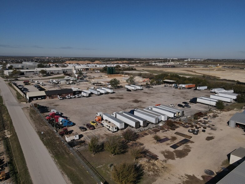 1732 E Hicks Field Rd, Fort Worth, TX for lease - Aerial - Image 3 of 4
