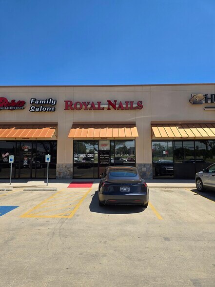 9820 Huebner Rd, San Antonio, TX à louer - Photo du bâtiment - Image 3 de 13