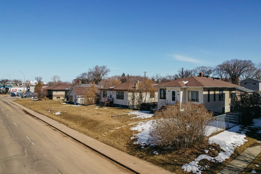 12037 66 St NW, Edmonton, AB à vendre - Photo du bâtiment - Image 2 de 7