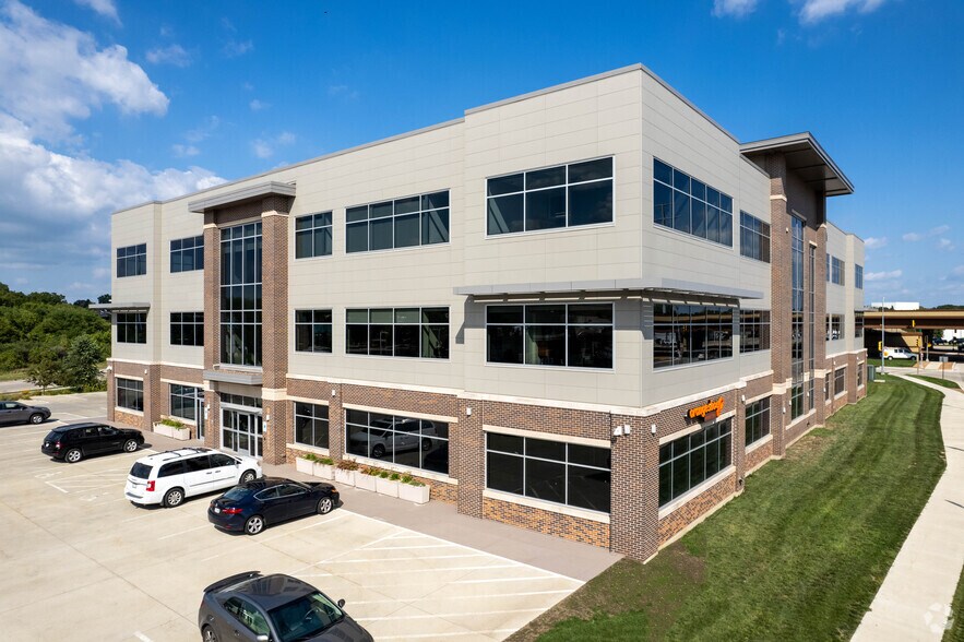 5400 King James Way, Fitchburg, WI à louer - Photo du bâtiment - Image 1 de 11