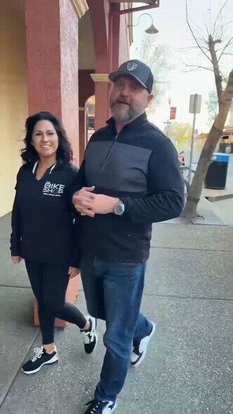 9074 & 9078 Windsor Road, Windsor, CA à vendre - Vidéo sur l’inscription commerciale - Image 2 de 2