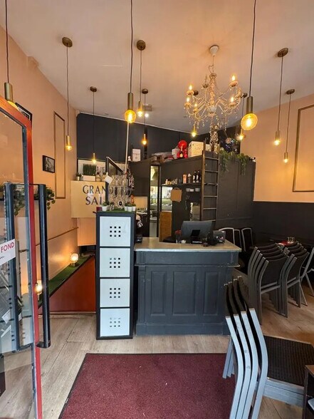 Retail in Paris for lease - Interior Photo - Image 3 of 4