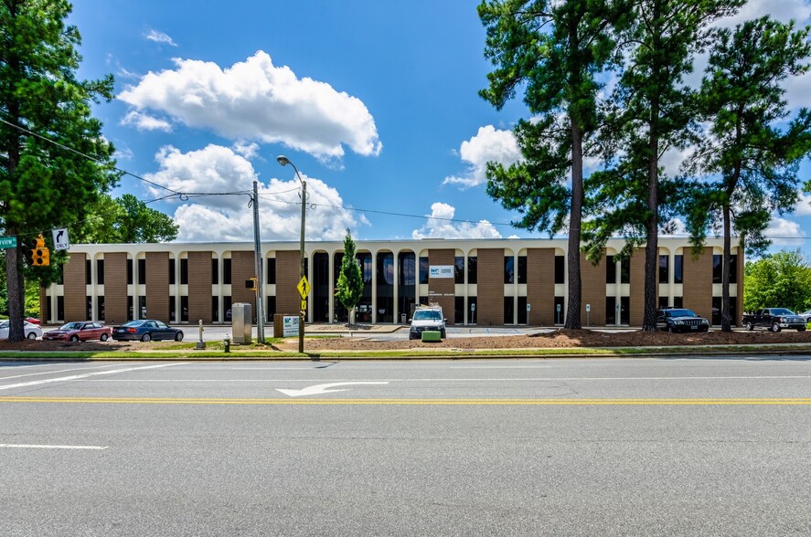 2301 W Meadowview Rd, Greensboro, NC for sale - Primary Photo - Image 1 of 1