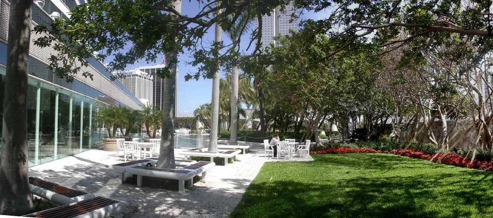 100 SE 2nd St, Miami, FL à louer - Photo du bâtiment - Image 3 de 43