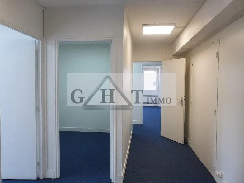 Office in Créteil for lease - Interior Photo - Image 2 of 4