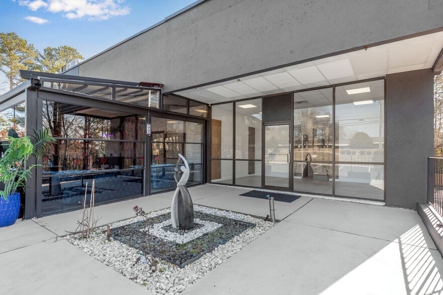 7855 Roswell Rd, Sandy Springs, GA for lease - Building Photo - Image 2 of 16