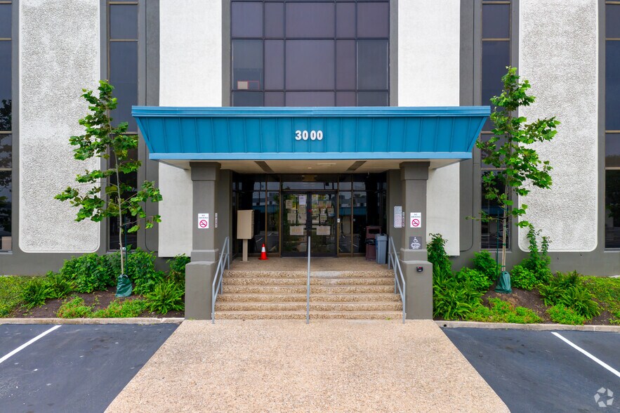 3000 S IH-35, Austin, TX à louer - Photo du bâtiment - Image 3 de 5