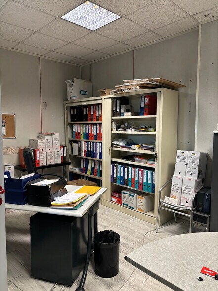 Office in Saint-Denis for lease - Interior Photo - Image 2 of 4