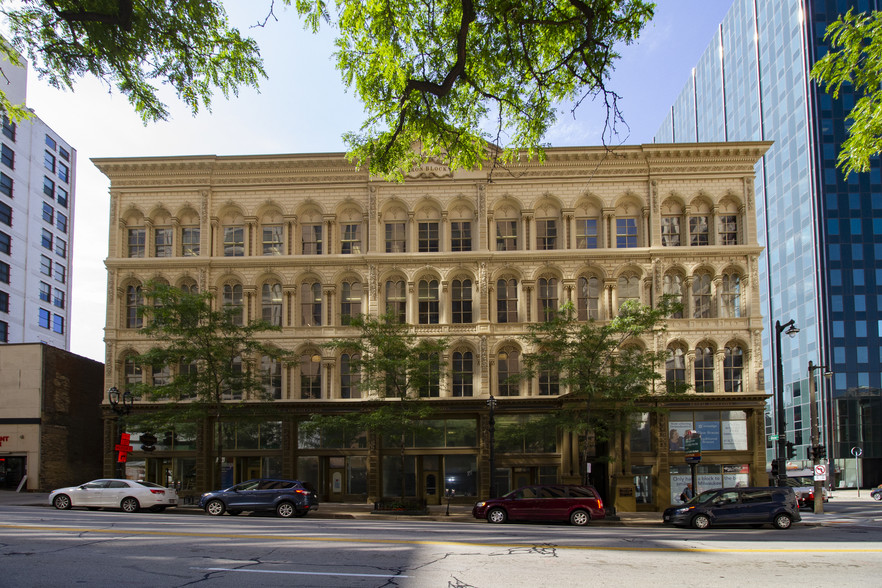 205 E Wisconsin Ave, Milwaukee, WI for lease - Primary Photo - Image 1 of 4