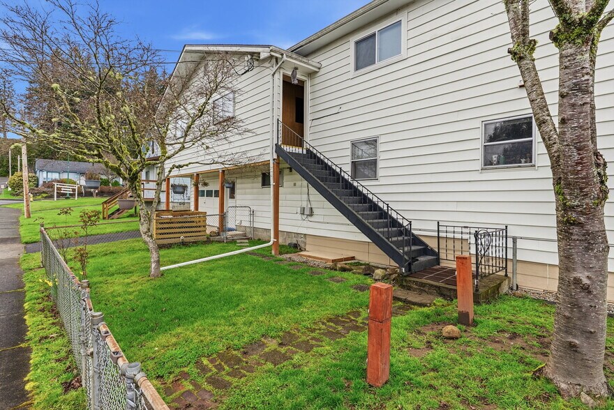 180 2nd St, Cathlamet, WA à vendre - Photo du bâtiment - Image 3 de 36