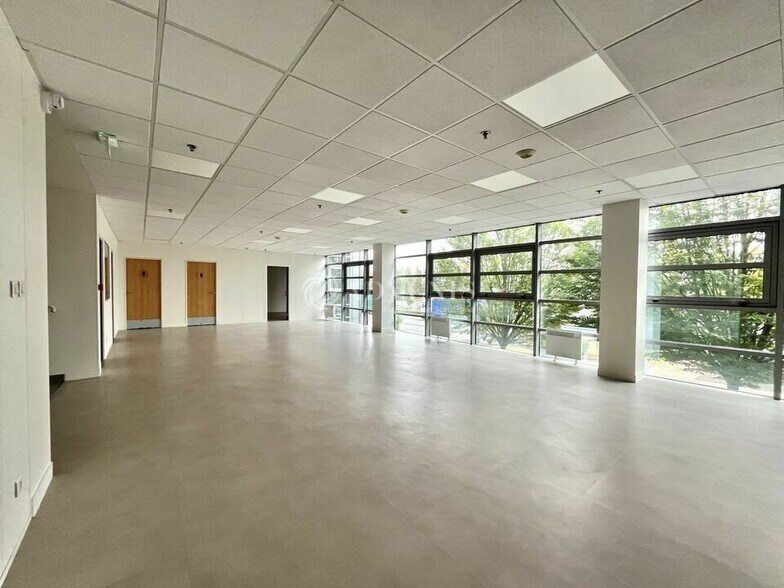 Industrial in Moissy-Cramayel for lease - Interior Photo - Image 3 of 12
