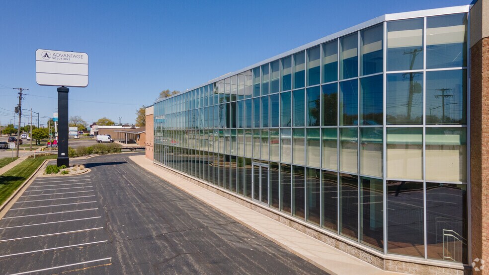 1001 28th St SW, Wyoming, MI à louer - Photo du bâtiment - Image 3 de 11