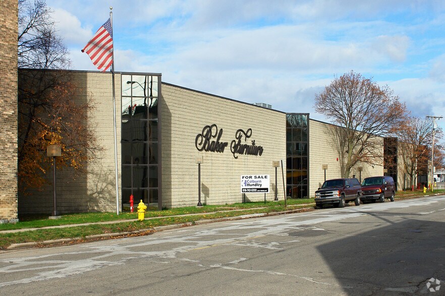 1661 Monroe Ave NW, Grand Rapids, MI à vendre - Photo du bâtiment - Image 3 de 9