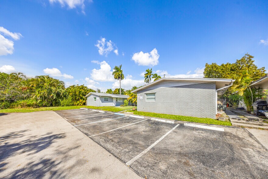 355 NW 32nd St, Oakland Park, FL à vendre - Photo du bâtiment - Image 3 de 18