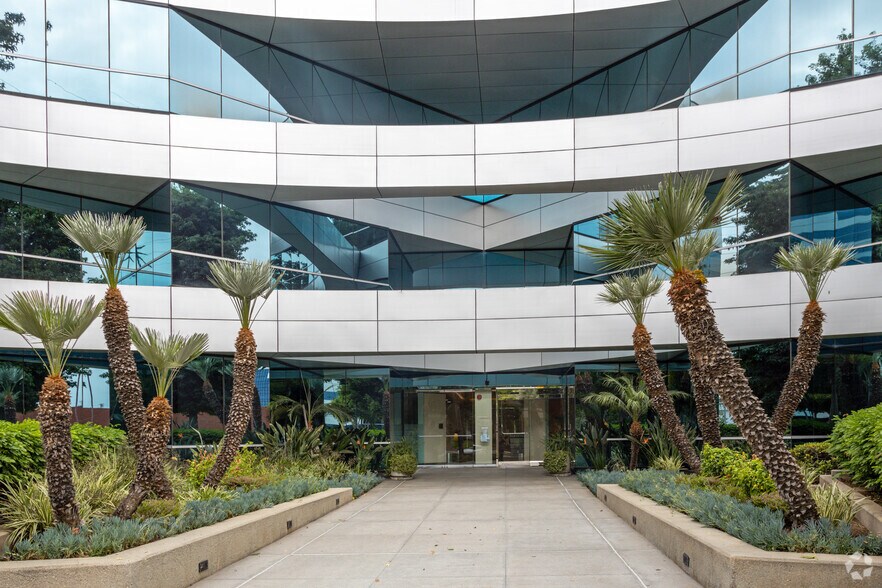 1025 W 190th St, Gardena, CA à louer - Photo du bâtiment - Image 3 de 4