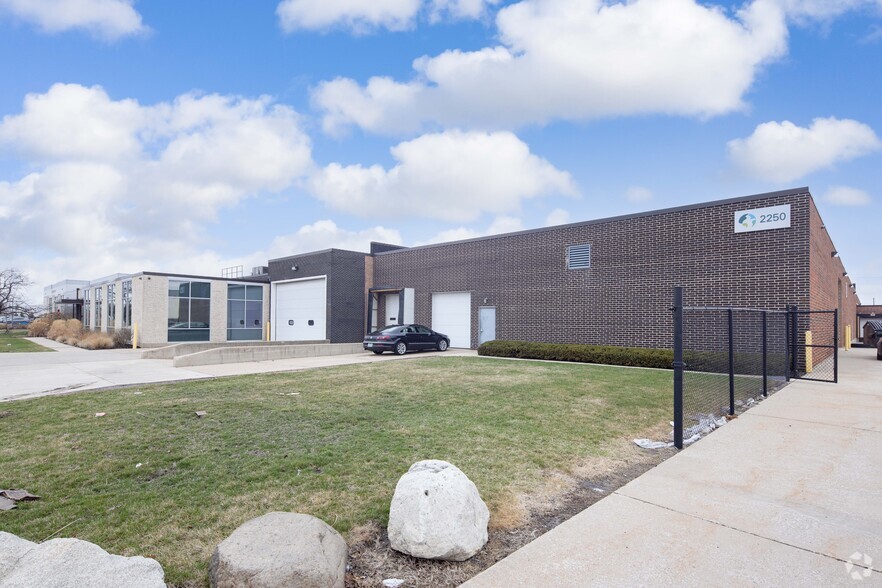 2250 Arthur Ave, Elk Grove Village, IL for lease - Building Photo - Image 3 of 4