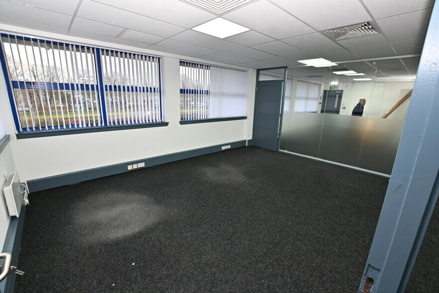 Beancross Rd, Grangemouth for lease - Interior Photo - Image 3 of 4