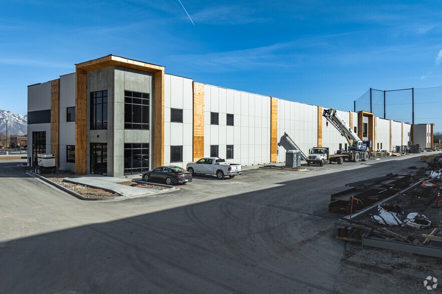 4212 Lake Park Boulevard, West Valley City, UT à louer - Photo du bâtiment - Image 2 de 3