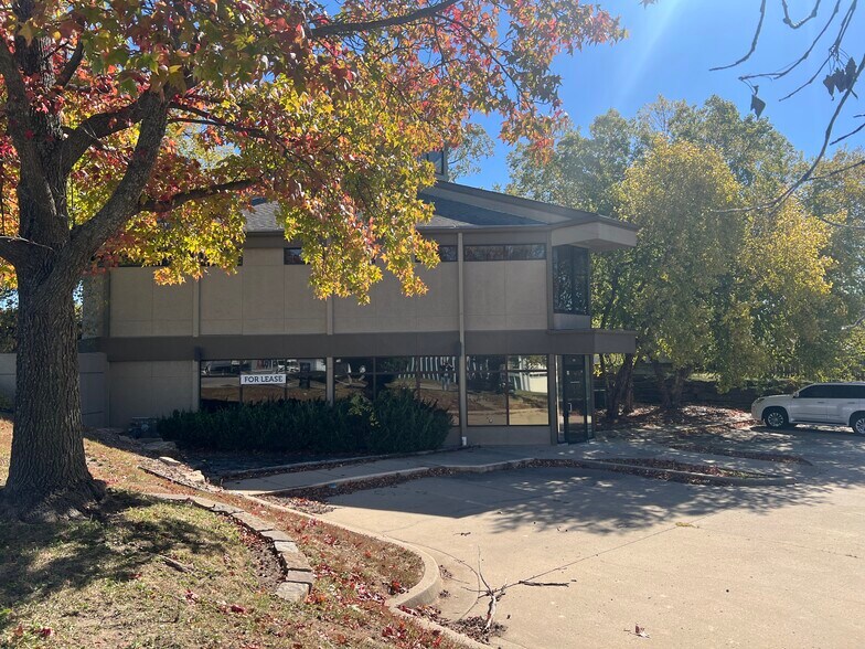 510-512 NW Mock Ave, Blue Springs, MO à louer - Photo du bâtiment - Image 3 de 26