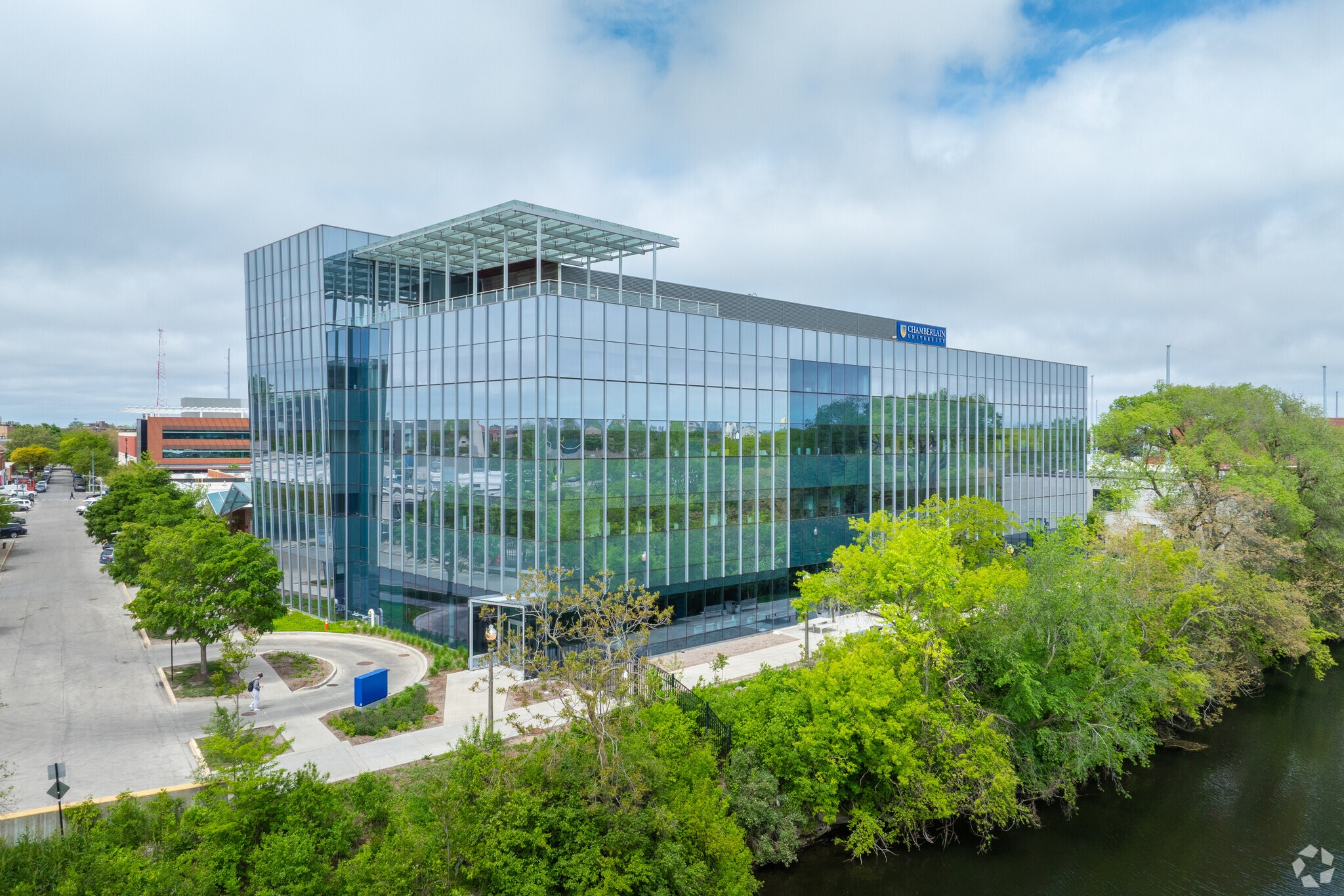 2718 W Roscoe St, Chicago, IL for lease Building Photo- Image 1 of 12