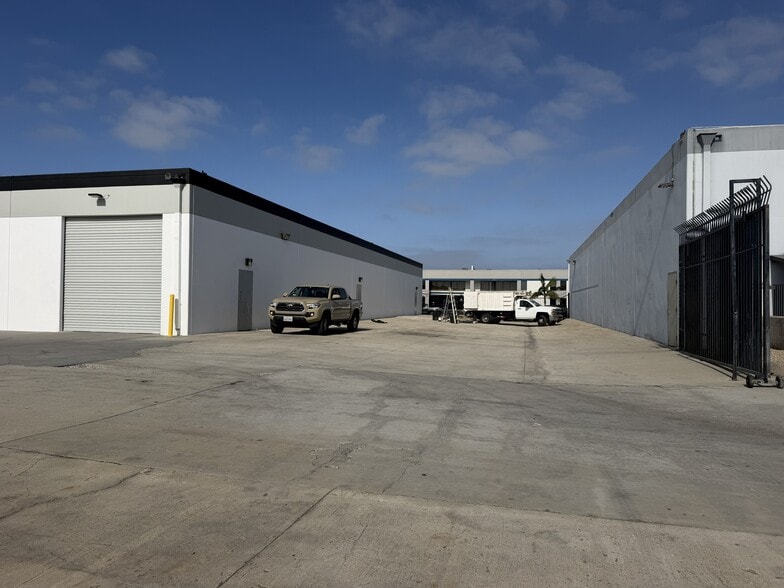 10K & 11k SF on 1.1 Acre Corner Lot portfolio of 2 properties for sale on LoopNet.ca - Building Photo - Image 3 of 9