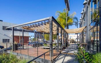 2110 W Sunset Blvd, Los Angeles, CA for lease Building Photo- Image 2 of 5