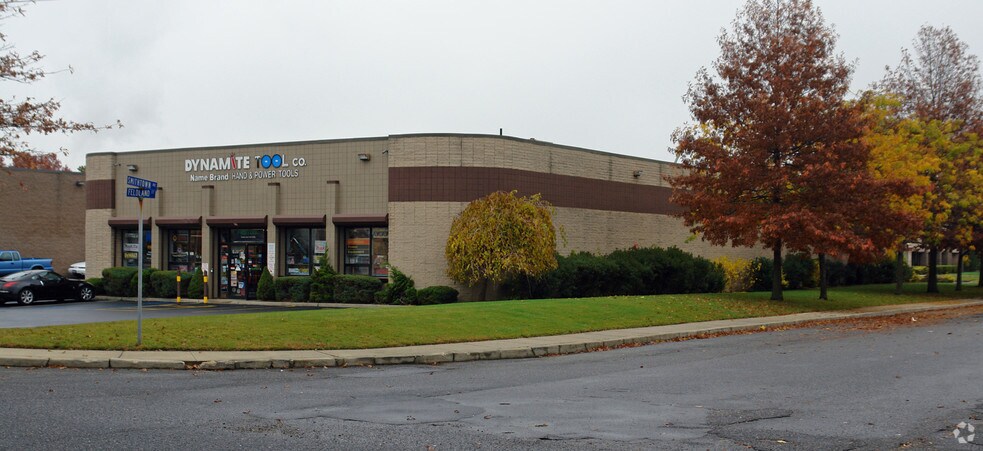 1550 Smithtown Ave, Bohemia, NY à vendre - Photo du bâtiment - Image 3 de 8