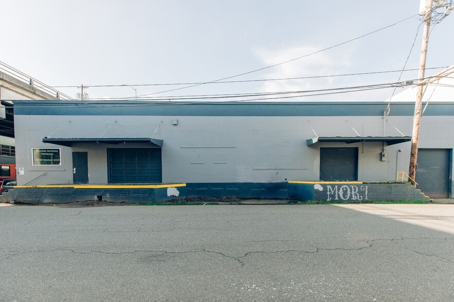 221-239 SE Madison St, Portland, OR for lease - Building Photo - Image 3 of 14