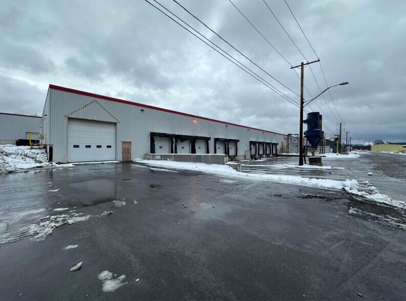 4180 Rue Villeneuve, Lac-megantic, QC à louer - Photo du bâtiment - Image 3 de 3