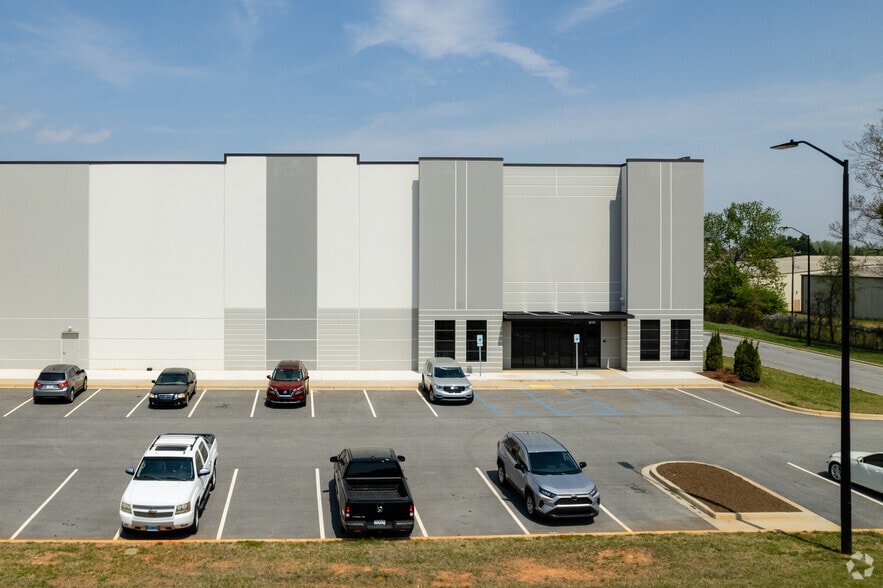 915 Victor Hill Rd, Greer, SC for lease - Building Photo - Image 3 of 9