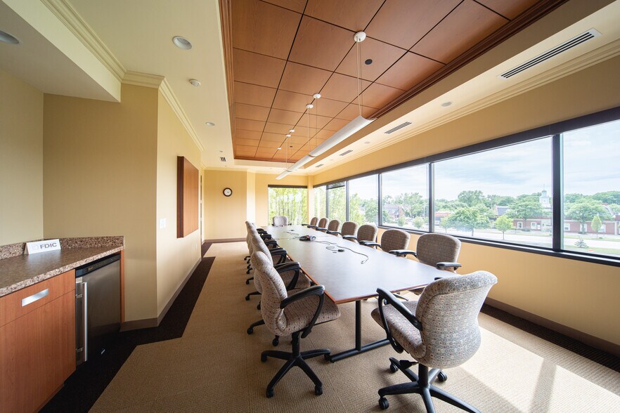 34100 Woodward Ave, Birmingham, MI à louer - Photo intérieure - Image 3 de 14