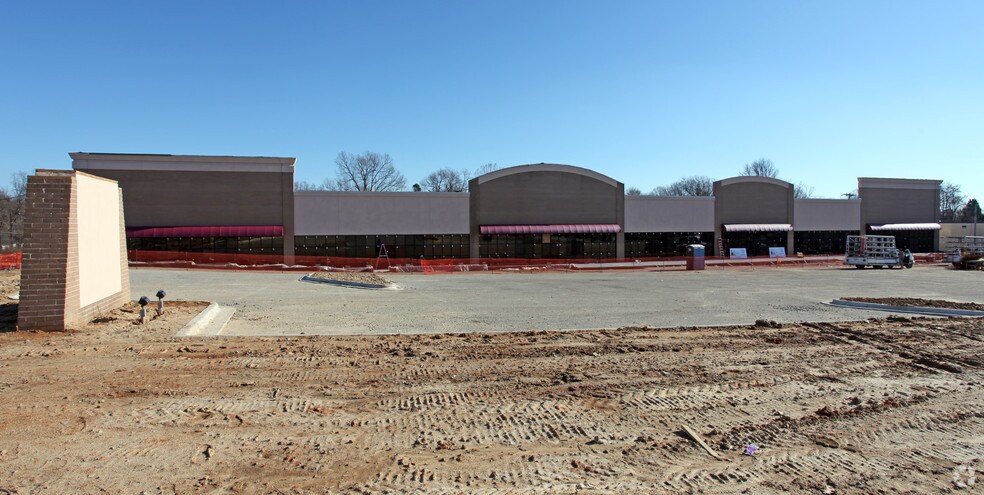 2703 W Gate City Blvd, Greensboro, NC à louer - Photo du bâtiment - Image 2 de 2