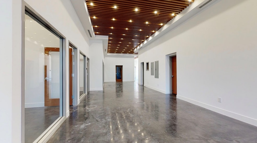 5325 Topanga Canyon Blvd, Woodland Hills, CA for lease - Interior Photo - Image 3 of 23