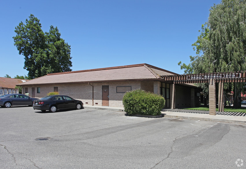 190-250 S Oak Ave, Oakdale, CA for lease - Primary Photo - Image 2 of 3