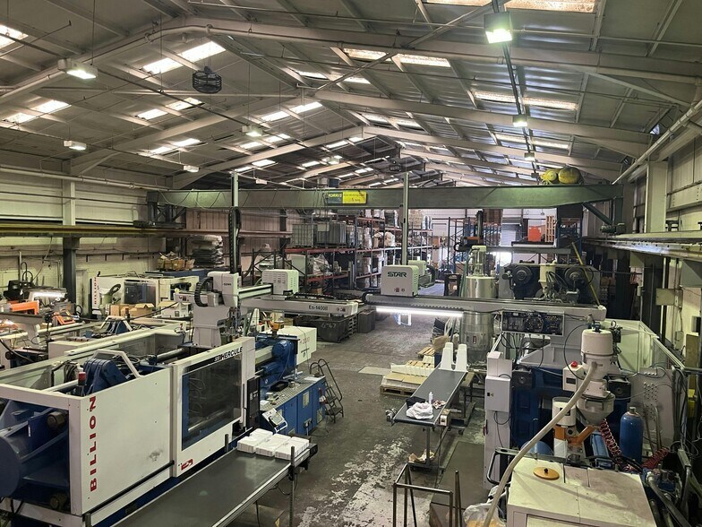 Lyons Road, Trafford Park, Manchester à vendre - Photo du bâtiment - Image 3 de 3