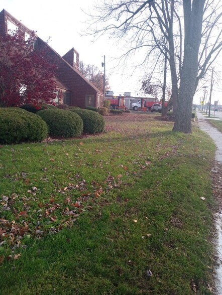 824 E Broad St, Elyria, OH à louer - Photo du bâtiment - Image 1 de 13