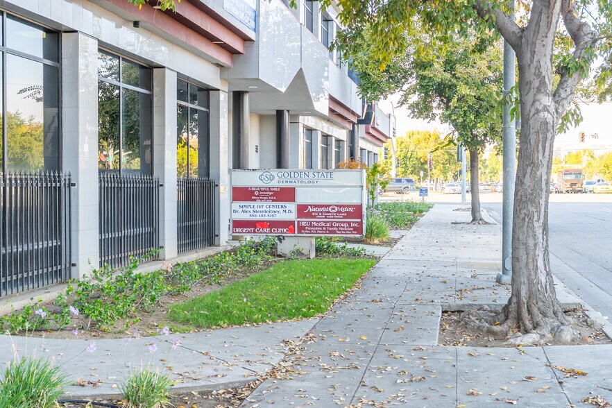 6769 N Fresno St, Fresno, CA à vendre - Photo du bâtiment - Image 3 de 5