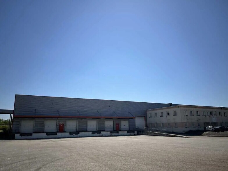 14 Avenue Maréchal Juin, Saint-Laurent-de-Mure for lease - Building Photo - Image 2 of 6