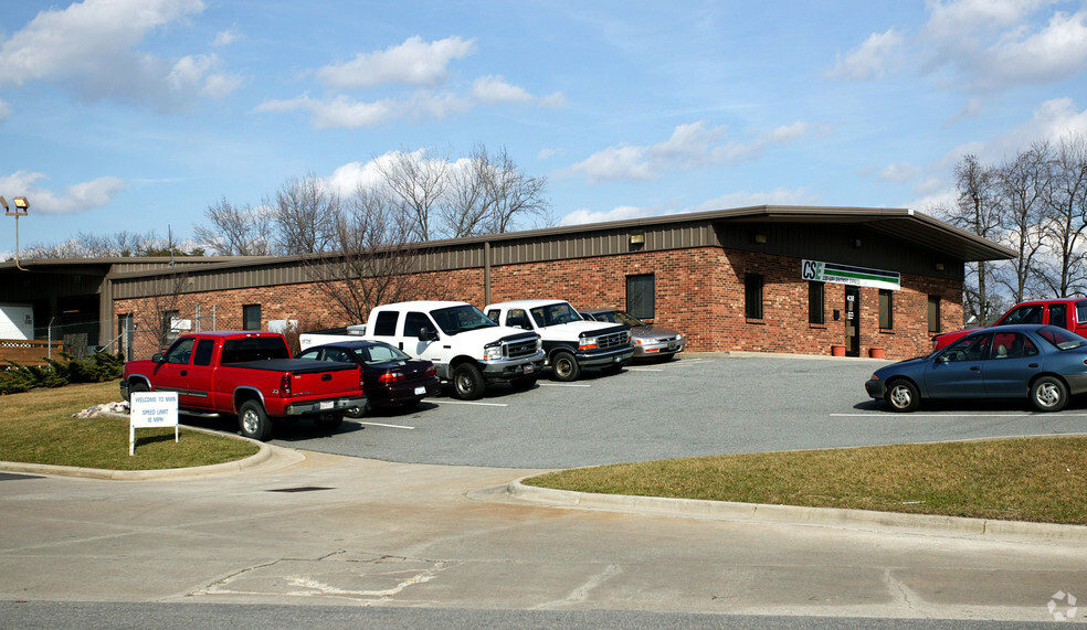 438 W Bodenhamer St, Kernersville, NC for lease - Building Photo - Image 3 of 5