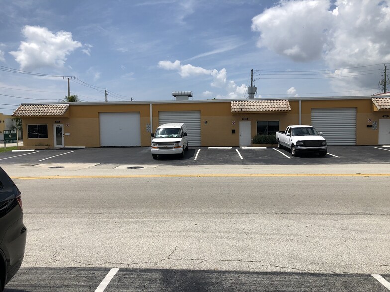 1044 NE 44th St, Oakland Park, FL for lease - Building Photo - Image 2 of 4