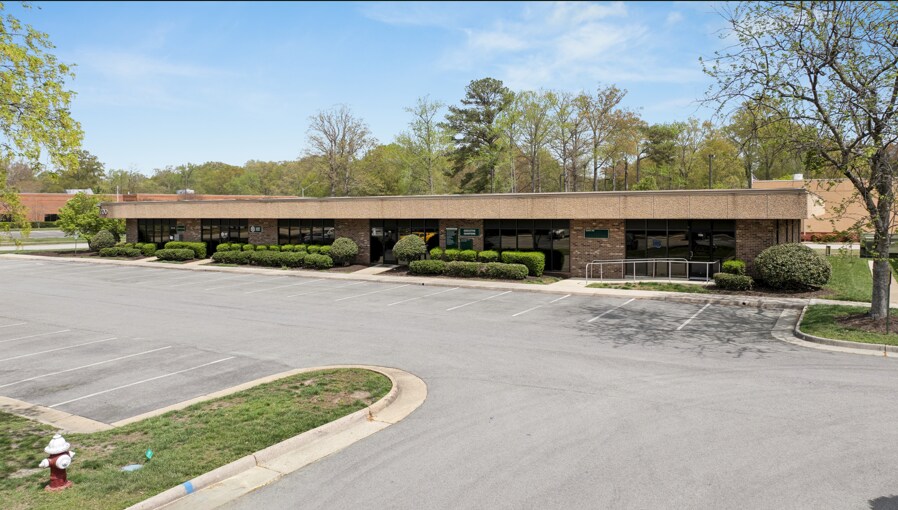 739 Thimble Shoals Blvd, Newport News, VA à louer - Photo du bâtiment - Image 2 de 8