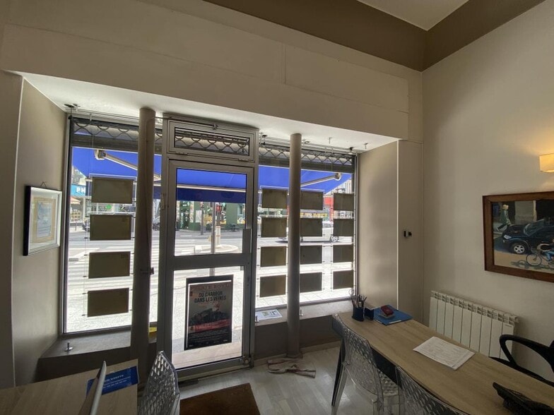 Retail in Paris for lease - Interior Photo - Image 2 of 6