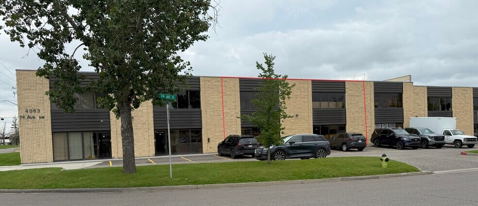 Commercial Condo Units at 4063 74 Ave SE portefeuille de 2 propriétés à vendre sur LoopNet.ca - Photo du bâtiment - Image 1 de 23